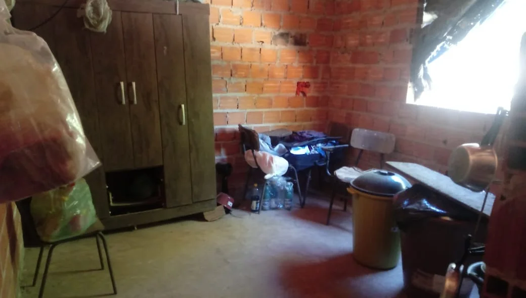 A família possui somente um guarda-roupa para todos da casa