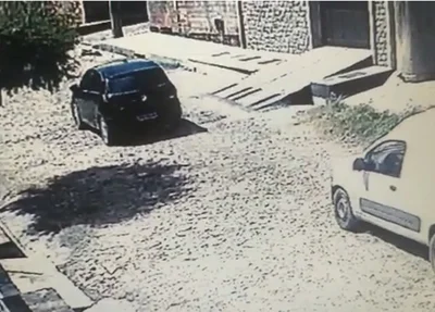 Carro utilizado pelos suspeitos e o veículo que teve a carga roubada.