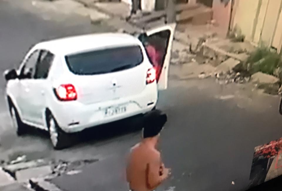 Veículo Sandero roubado no Dirceu