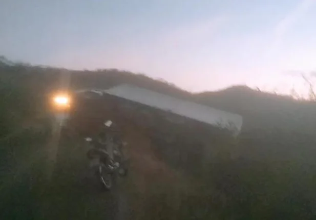 Caminhão tomba na PI 445