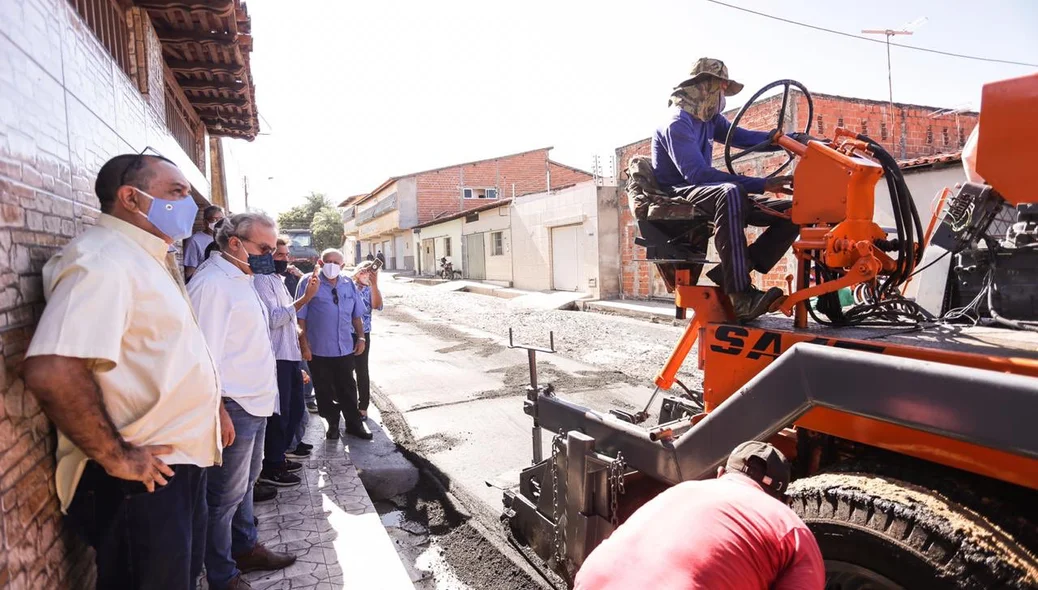 Obra no asfalto do bairro Promorar