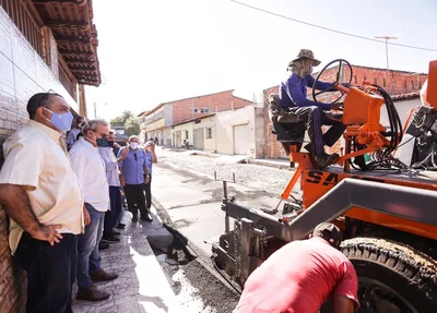 Obra no asfalto do bairro Promorar
