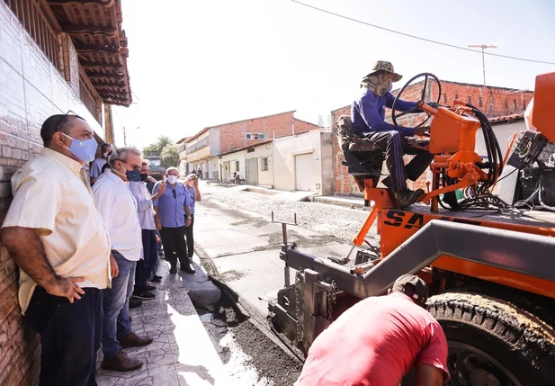 Obra no asfalto do bairro Promorar