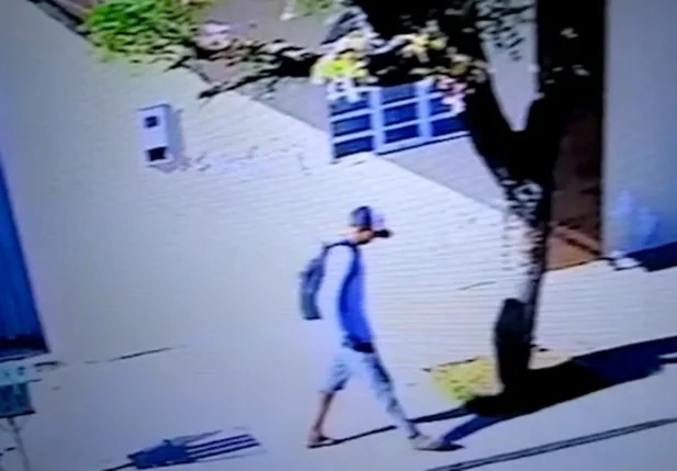 Suspeito do crime foi flagrado deixando o local no bairro Santo Antônio