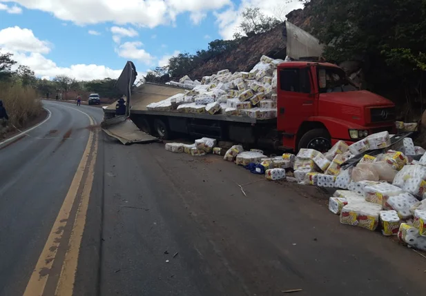 Acidente com caminhão deixa uma pessoa morta na BR 135