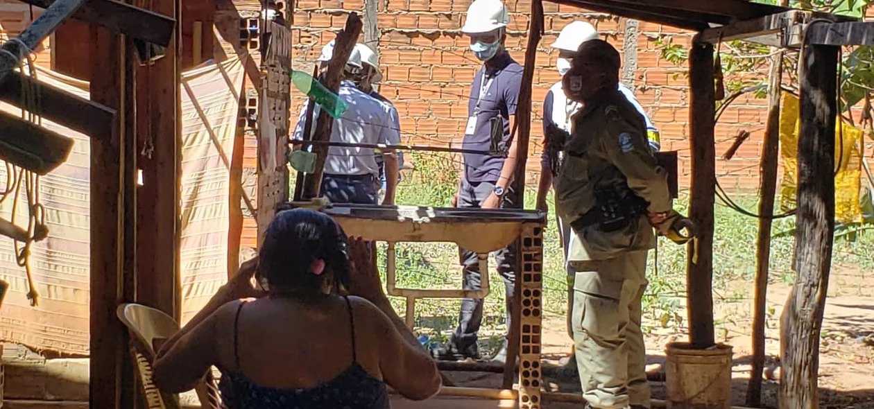 Polícia Militar e equipe da Equatorial no local onde a criança morreu