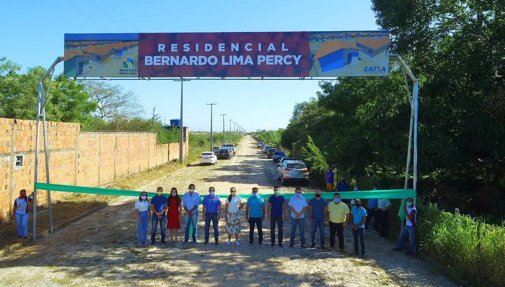 Júnior Percy entrega 100 casas populares