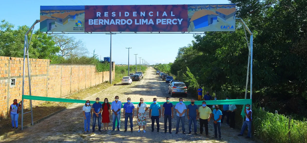 Júnior Percy entrega 100 casas populares