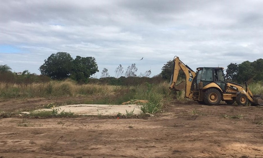 Obra está sendo retomada no local