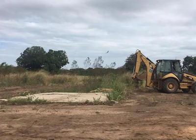 Obra está sendo retomada no local