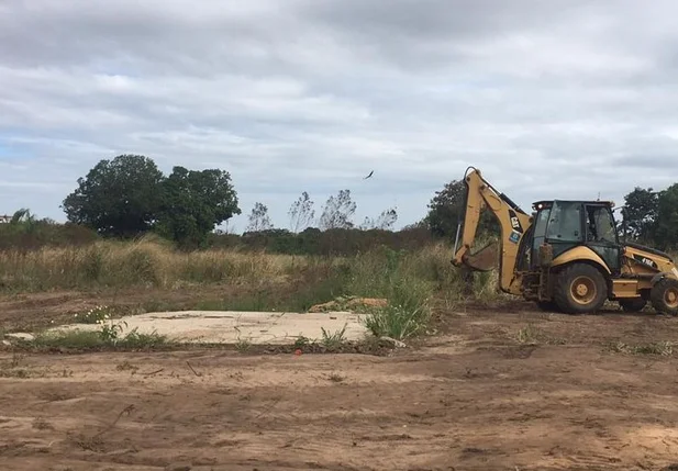 Obra está sendo retomada no local