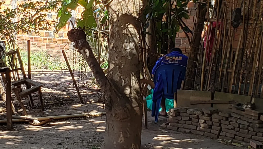 Pai da vítima ao lado do corpo