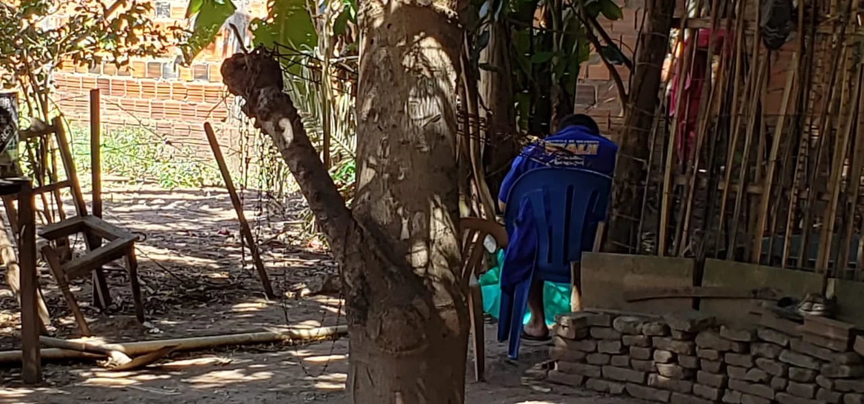 Pai da vítima ao lado do corpo