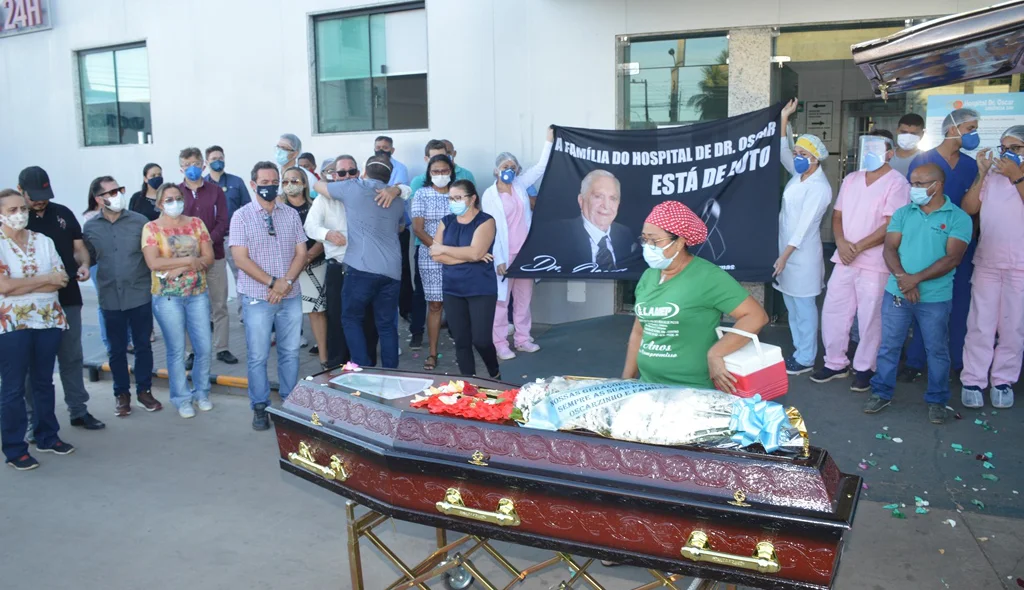 Amigos e familiares dão último adeus a Oscar Eulálio
