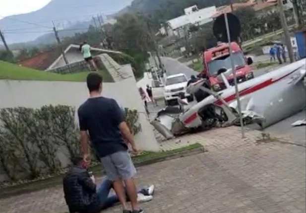 Monomotor caiu em via pública