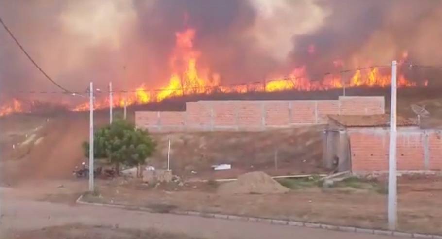 Corpo de Bombeiros controla incêndio em Picos 