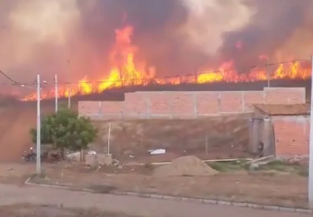 Corpo de Bombeiros controla incêndio em Picos 