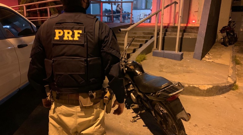 Motocicleta apreendida pela PRF em Nazaré do Piauí