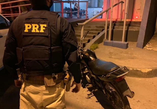 Motocicleta apreendida pela PRF em Nazaré do Piauí