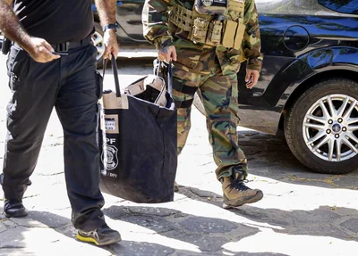 Policias com material apreendido na 3ª fase da Operação Topique