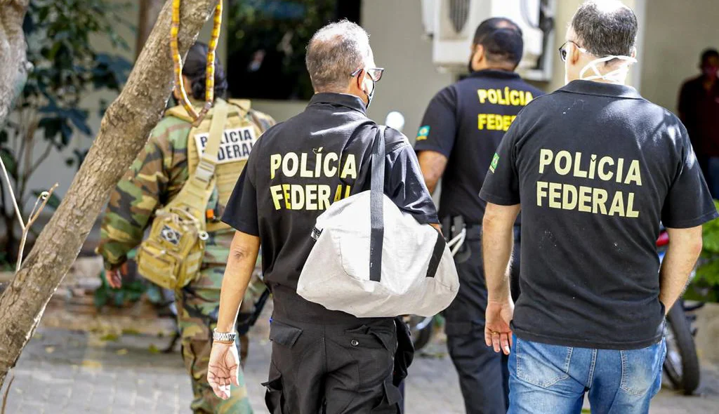 Policias federais cumprem mandados na Secretaria de Educação (Seduc)