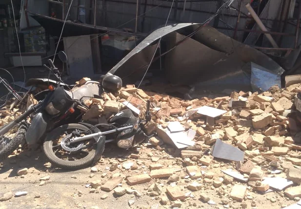 Parte da estrutura atingiu carro e motocicletas que estavam estacionados