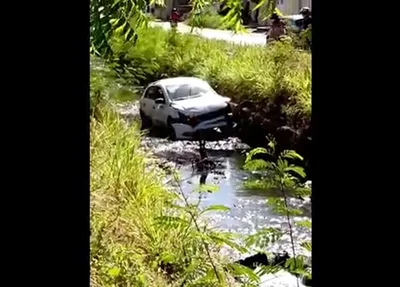 Carro caiu em grotão na Avenida Odilon Araújo