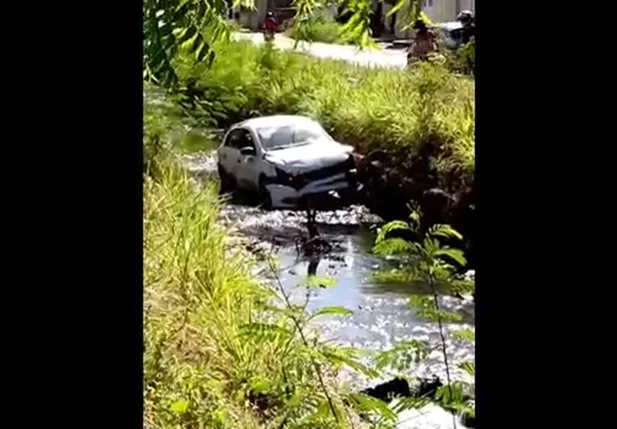Carro caiu em grotão na Avenida Odilon Araújo