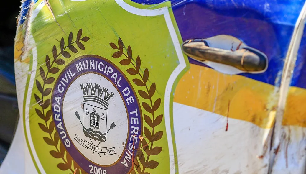 Guardas municipais capotam viatura durante perseguição em Teresina