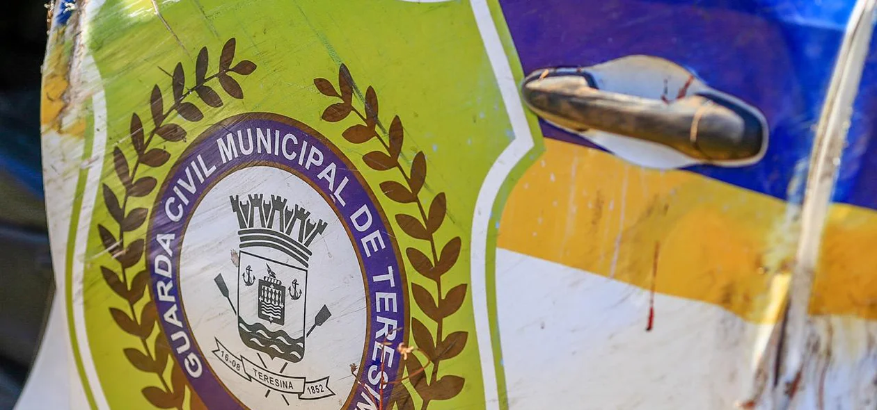 Guardas municipais capotam viatura durante perseguição em Teresina
