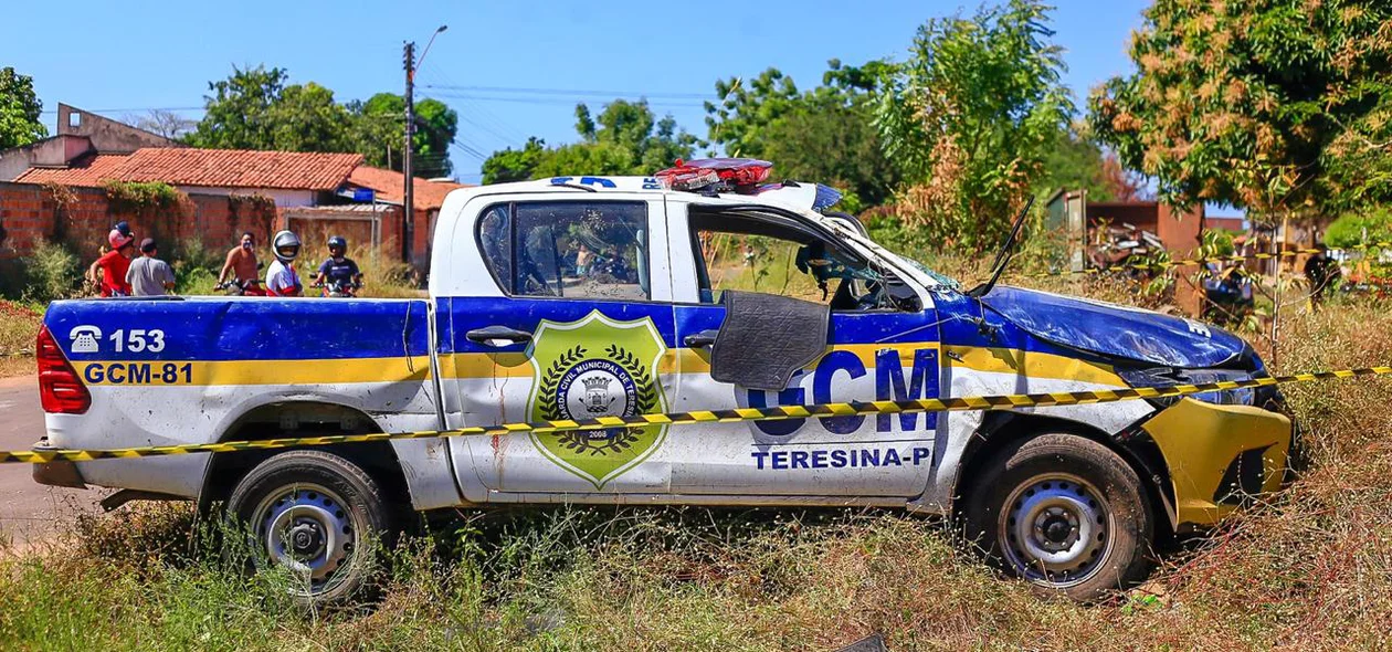 Guardas municipais capotam viatura em Teresina