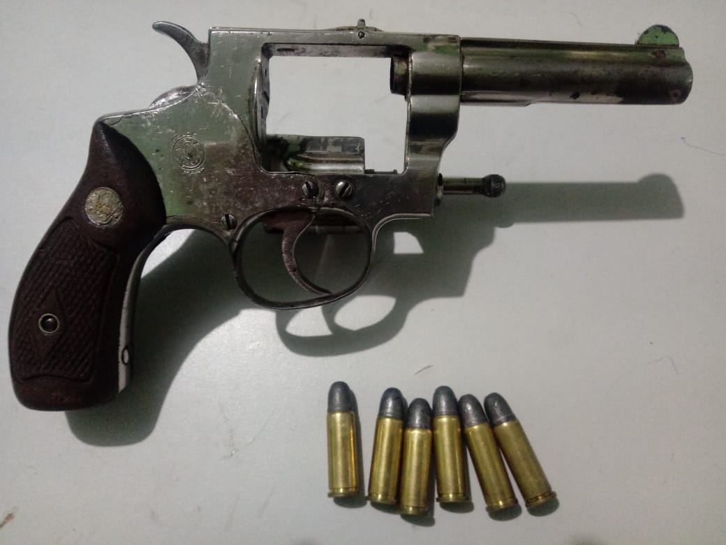 Revólver calibre 32 apreendido com o homem
