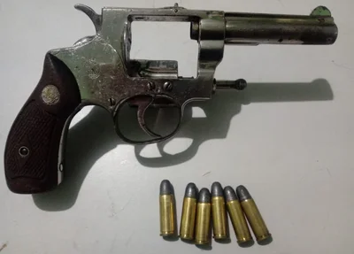 Revólver calibre 32 apreendido com o homem