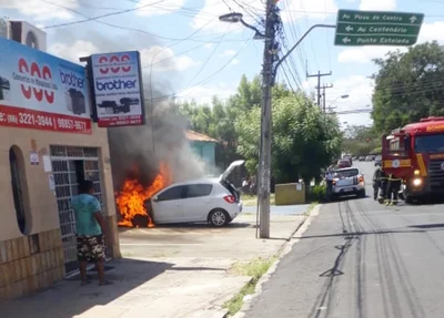 Veículo modelo Sandero pegou fogo