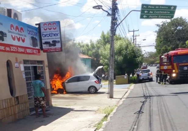 Veículo modelo Sandero pegou fogo