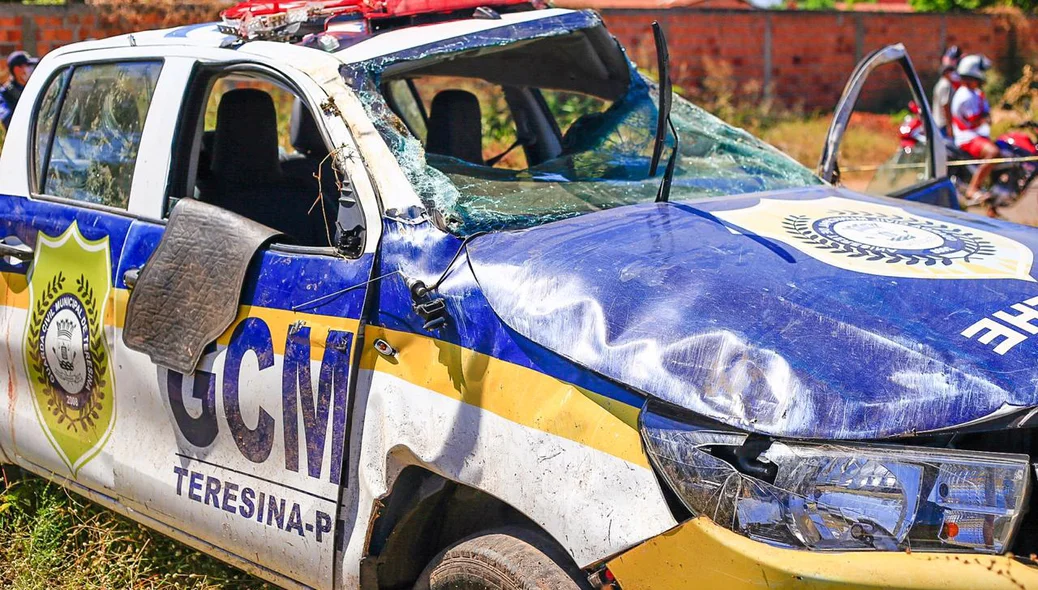 Viatura da GCM fica destruída após capotamento em Teresina