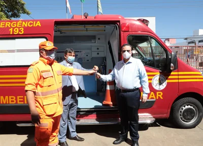 Wellington Dias entrega chave da nova ambulância ao comandante do Corpo de Bombeiros