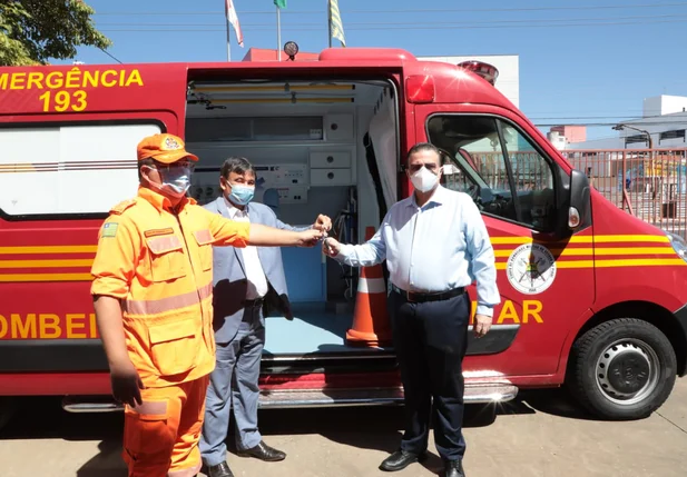 Wellington Dias entrega chave da nova ambulância ao comandante do Corpo de Bombeiros