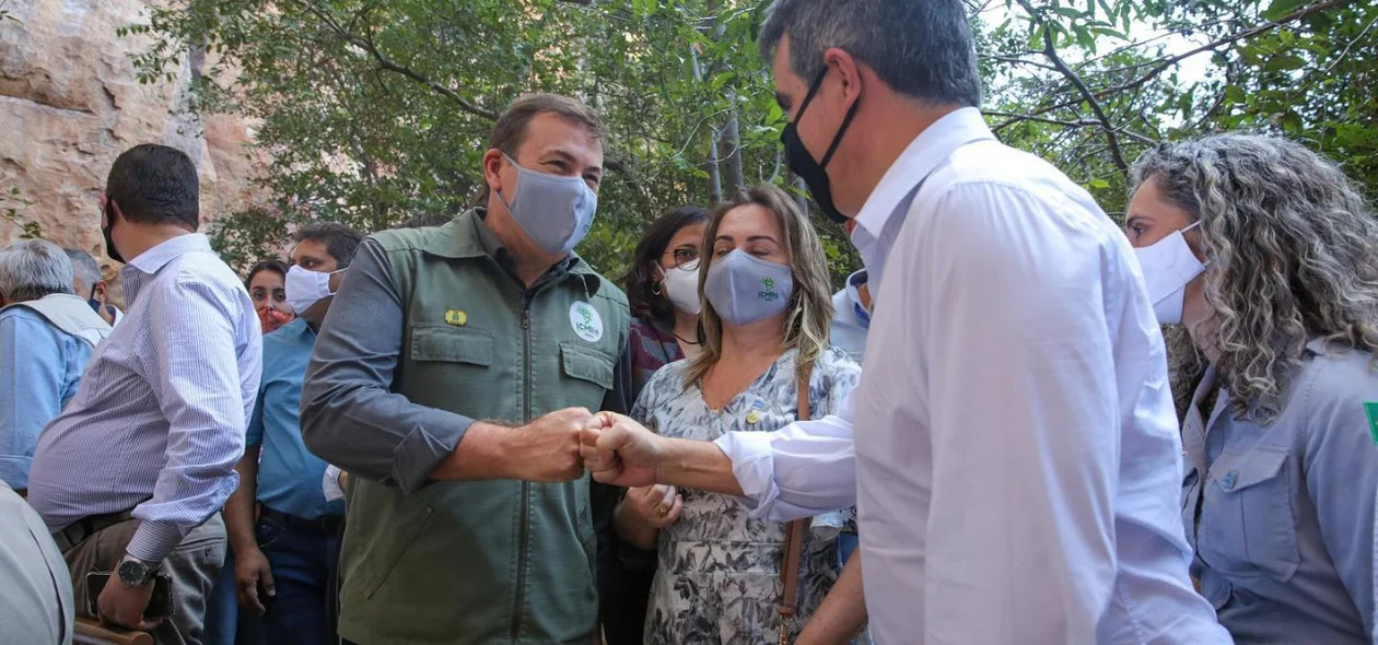 Bolsonaro cumprimentando o povo