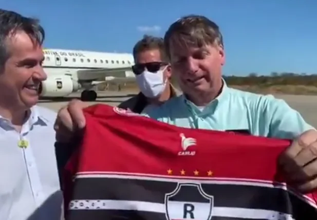 Ciro Nogueira presenteia Bolsonaro com camisa do River