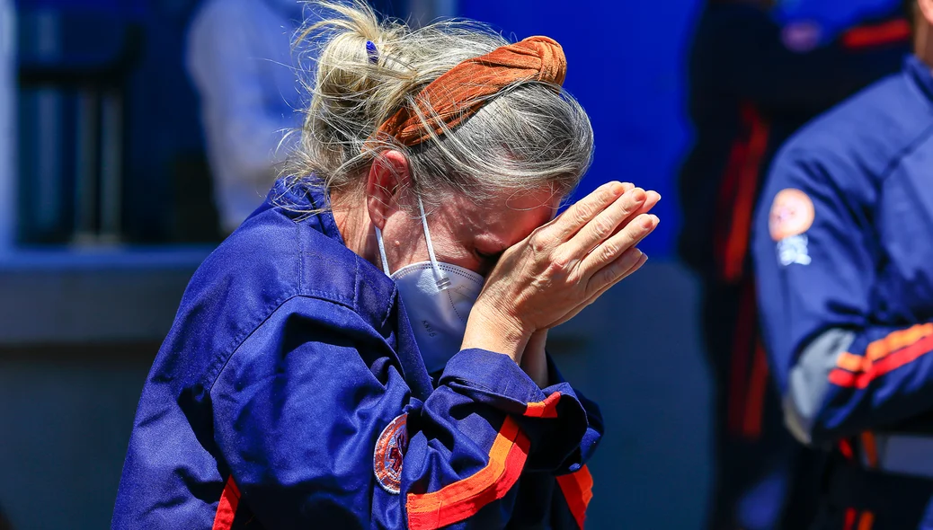 Médica Ana Tecla chora durante cortejo de José Ivaldo 