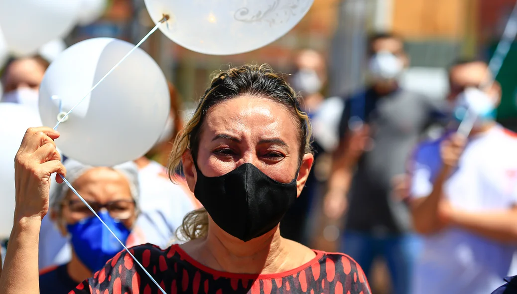 Médica se emociona durante cortejo 