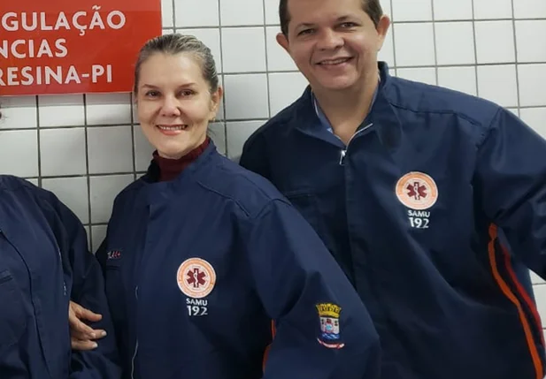 Médico José Ivaldo ao lado da médica Ana Tecla e outras profissionais do SAMU