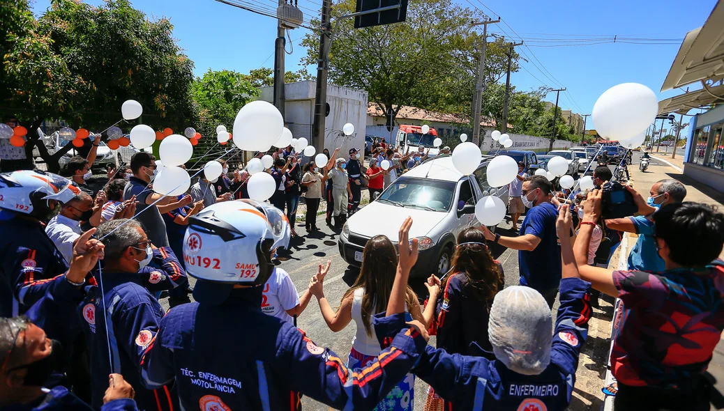 Médicos e Enfermeiros se despedindo do Médico José Ivaldo