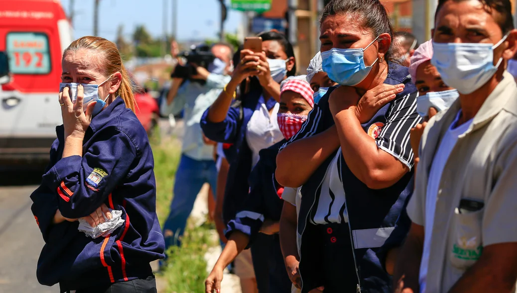 Médicos e enfermeiros se emocionam durante cortejo