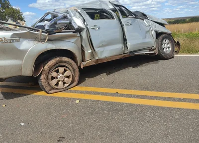 Hilux ficou destruída após capotar várias vezes