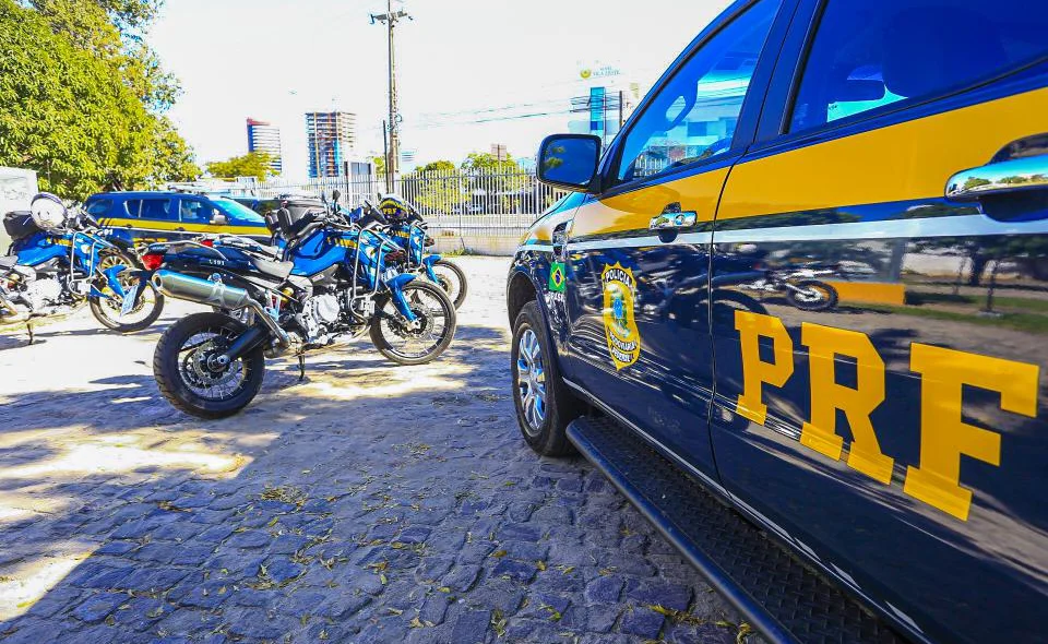 Carros e motos entregues para a Polícia Rodoviária Federal