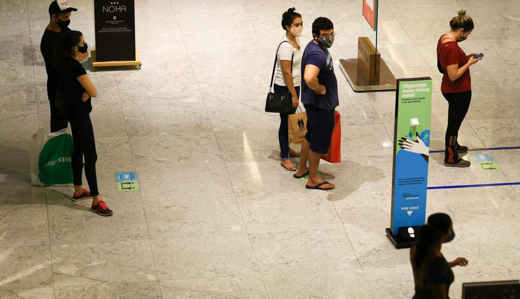 Fila com distanciamento no local 