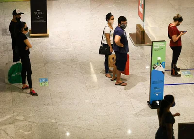 Fila com distanciamento no local 