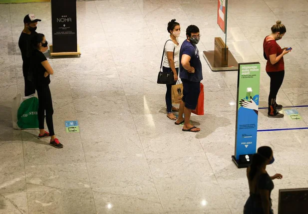 Fila com distanciamento no local 
